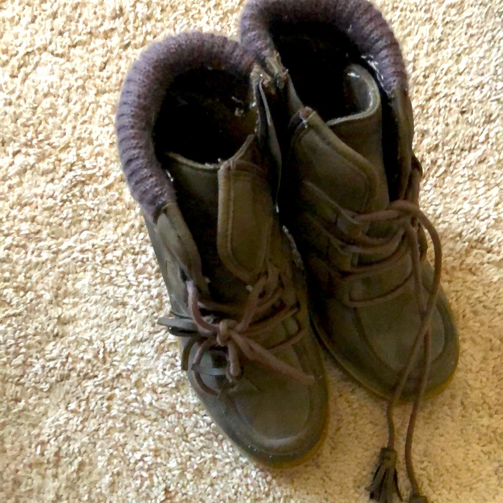 Mudd size 7  boots.